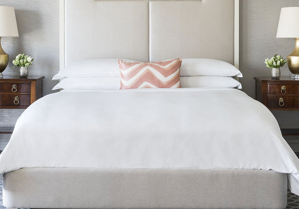 https://www.boutiques.marriottbonvoy.com/wp-content/uploads/2019/10/ritz-carlton-bed-v2-1.jpg