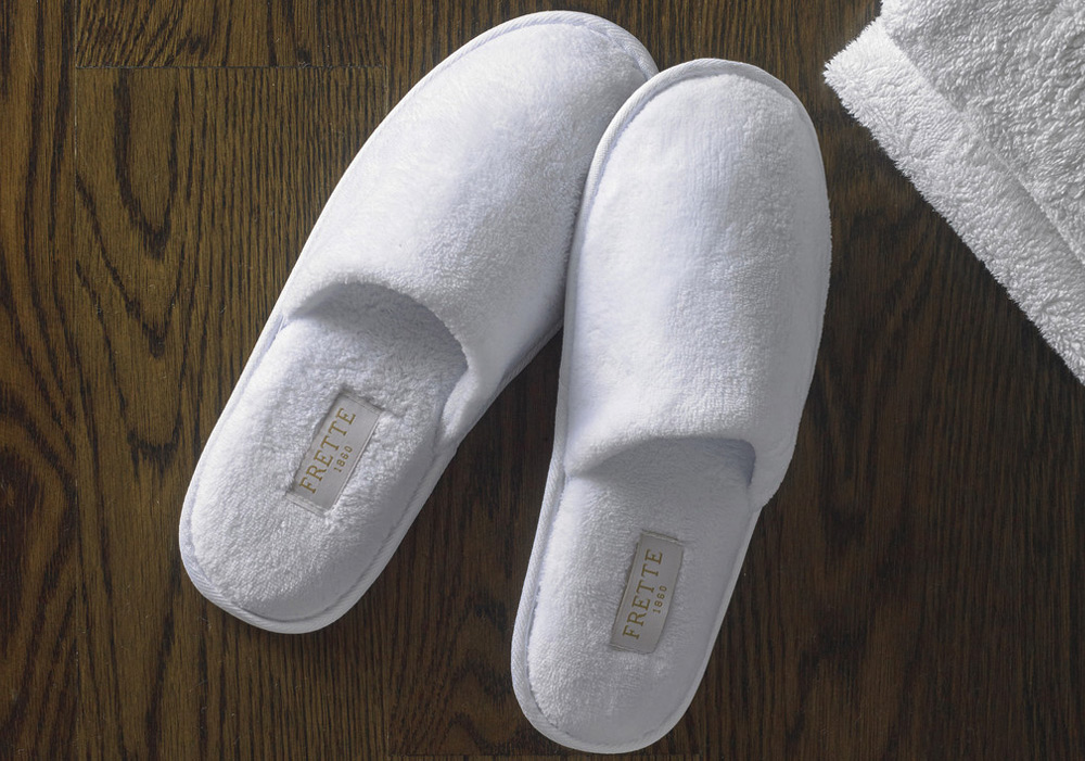 https://www.boutiques.marriottbonvoy.com/wp-content/uploads/2022/08/the-ritz-carlton-frette-slippers-RTZ-457-01-01-WH-NL.jpg